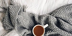 С кофе в кроватке