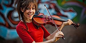 Исполнение мировых хитов на скрипке